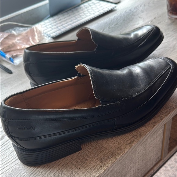 Clark’s Men’s Black Leather Slip-On Loafers - Picture 2 of 5